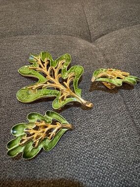 Sarah Coventry Green Enamel and Gold Leaf Brooch and Clip Earring Set